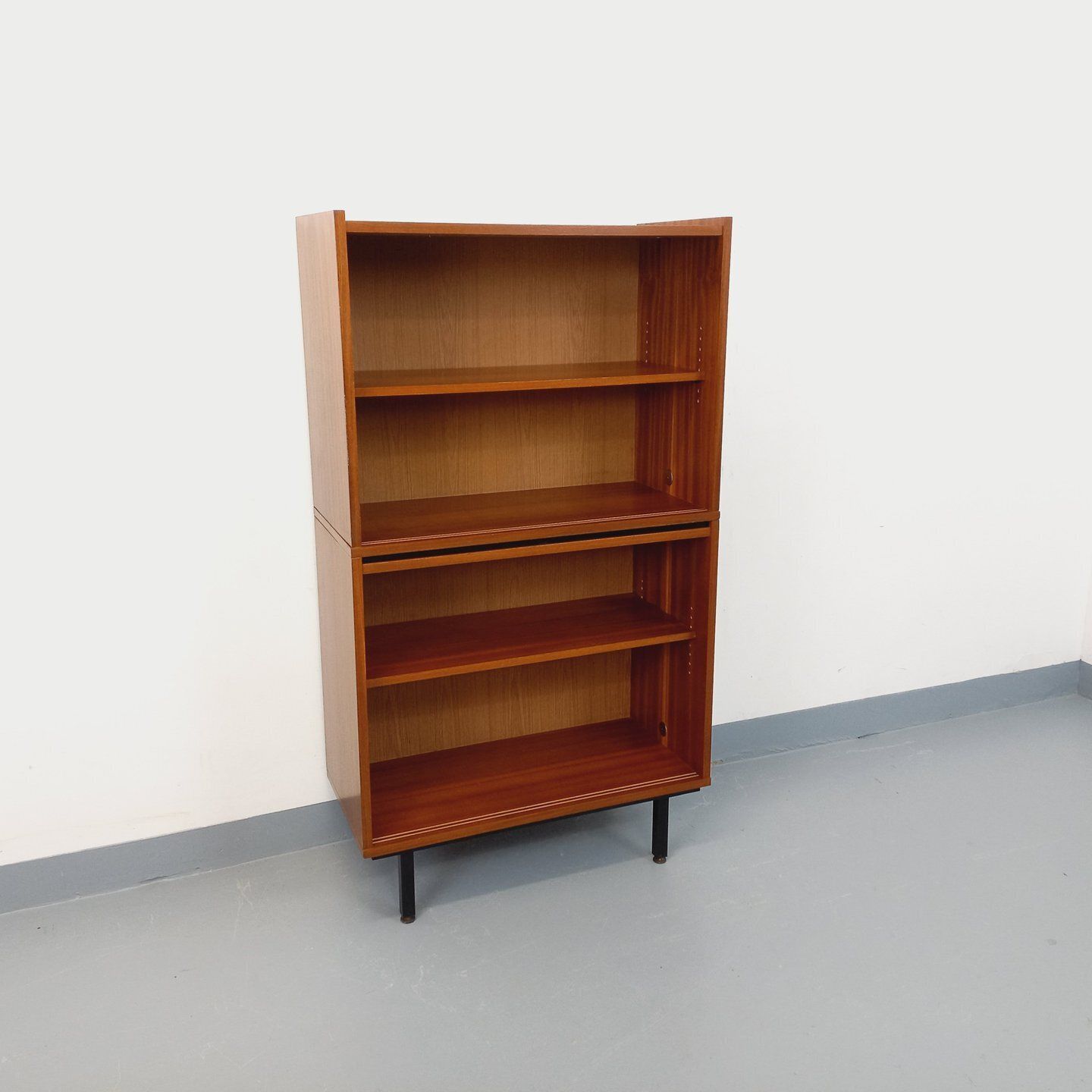 Bibliothèque de style teck en bois d'acajou, pieds en métal noir