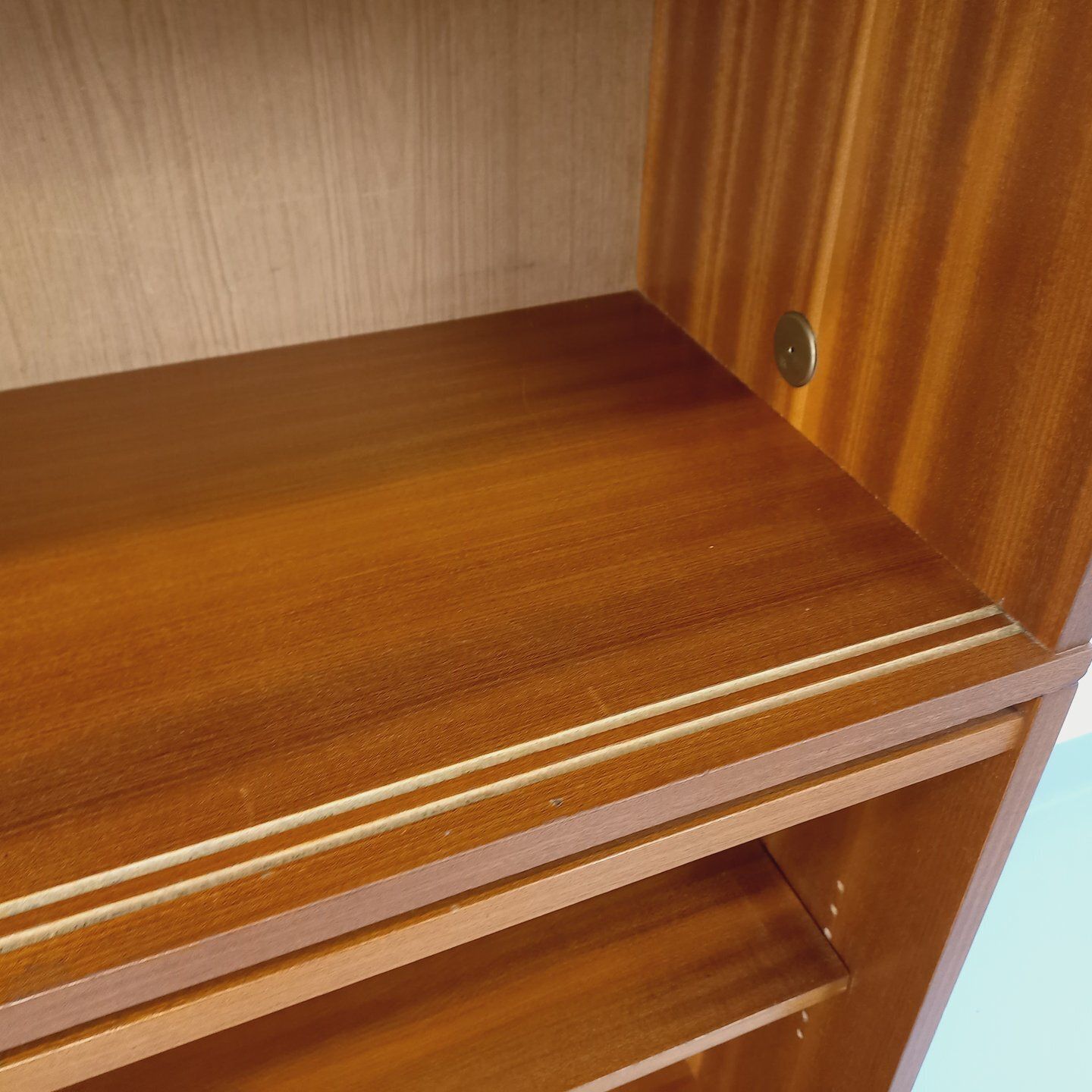 Mobilier Bibliothèque de style teck en bois d'acajou, pieds en métal noir photo