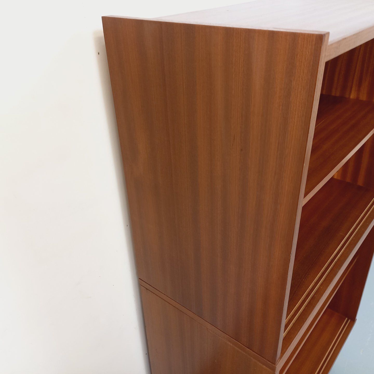 photo buy Bibliothèque de style teck en bois d'acajou, pieds en métal noir