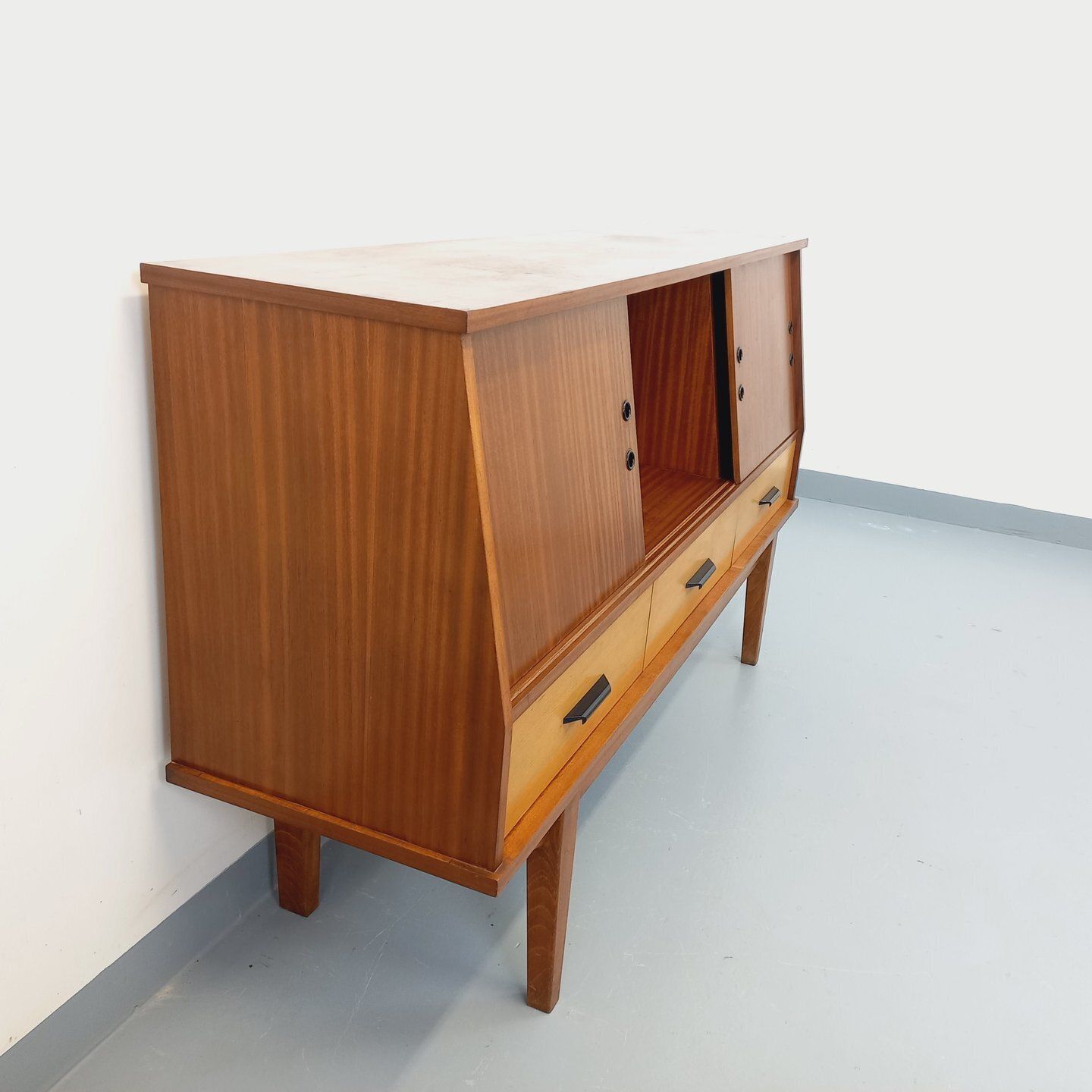 Houten dressoir in teakstijl, ca. jaren 1960 photo Meubels