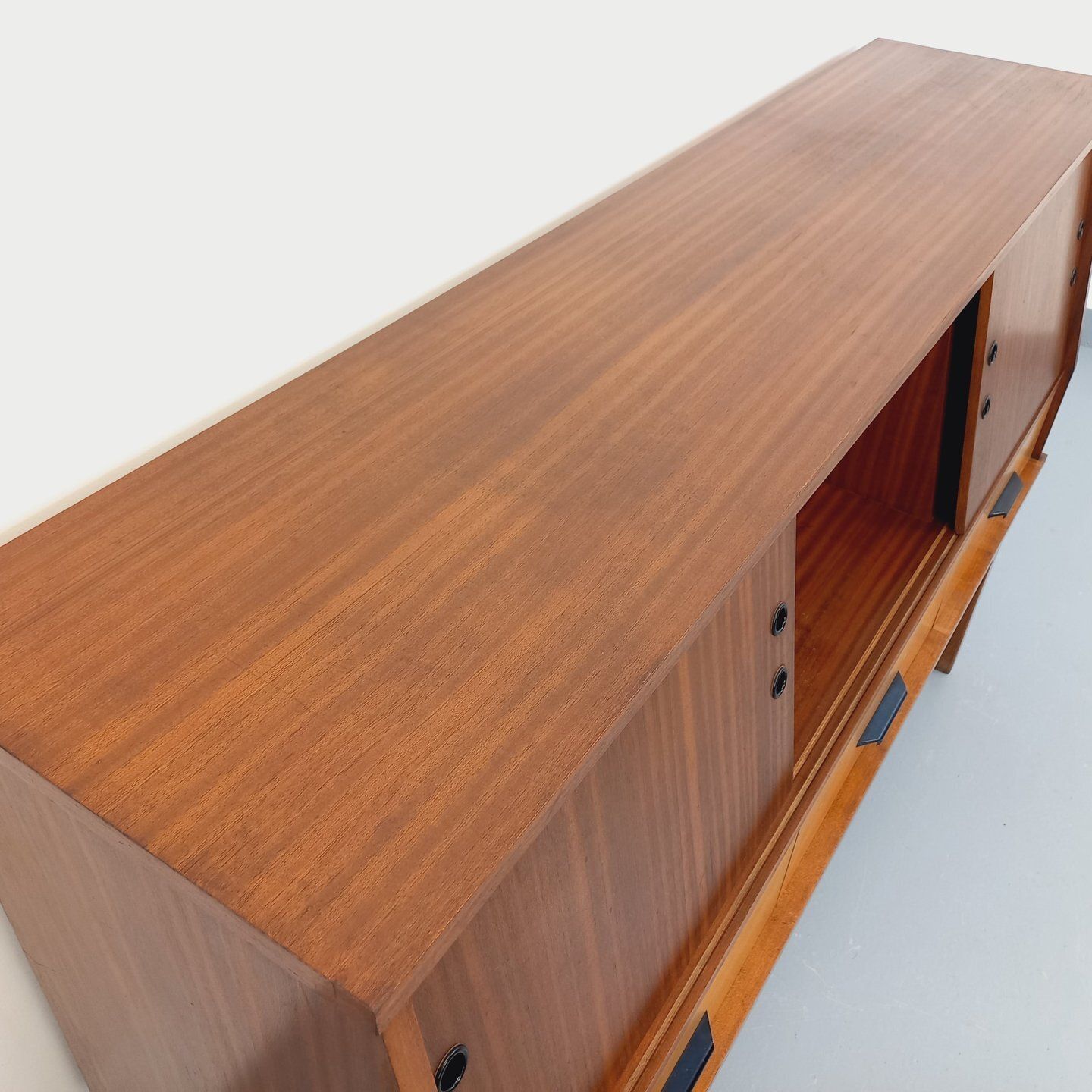 Houten dressoir in teakstijl, ca. jaren 1960 photo vinterior