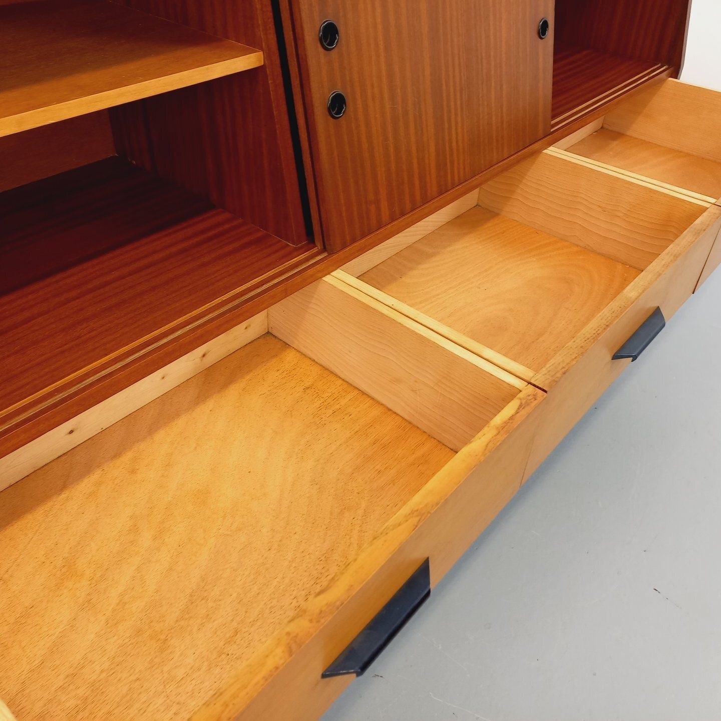 Meubels Houten dressoir in teakstijl, ca. jaren 1960 photo