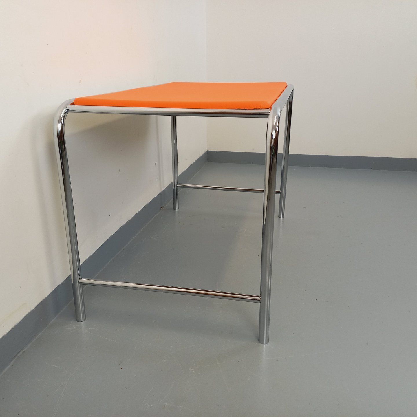 Space Age bureau in oranje imitatieleer en verchroomd metaal photo Meubels