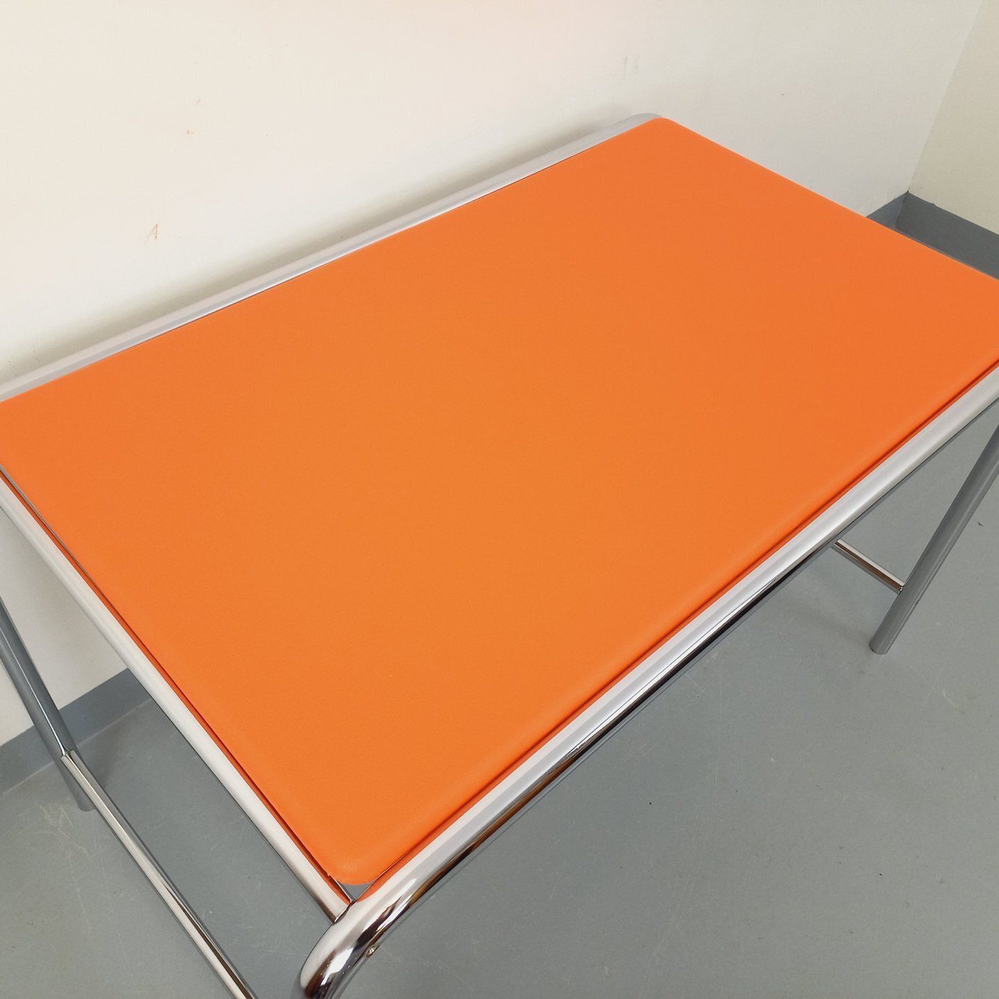 photo for sale Space Age bureau in oranje imitatieleer en verchroomd metaal