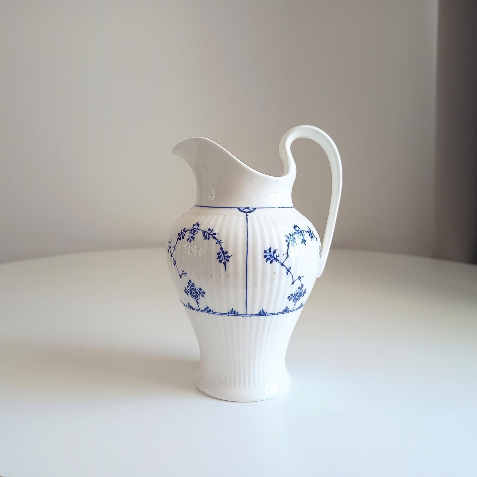 Antiek Mintons Danish Pattern Ewer, Pitcher of Water/Melkkan, begin 20e eeuw, Engeland photo furniture