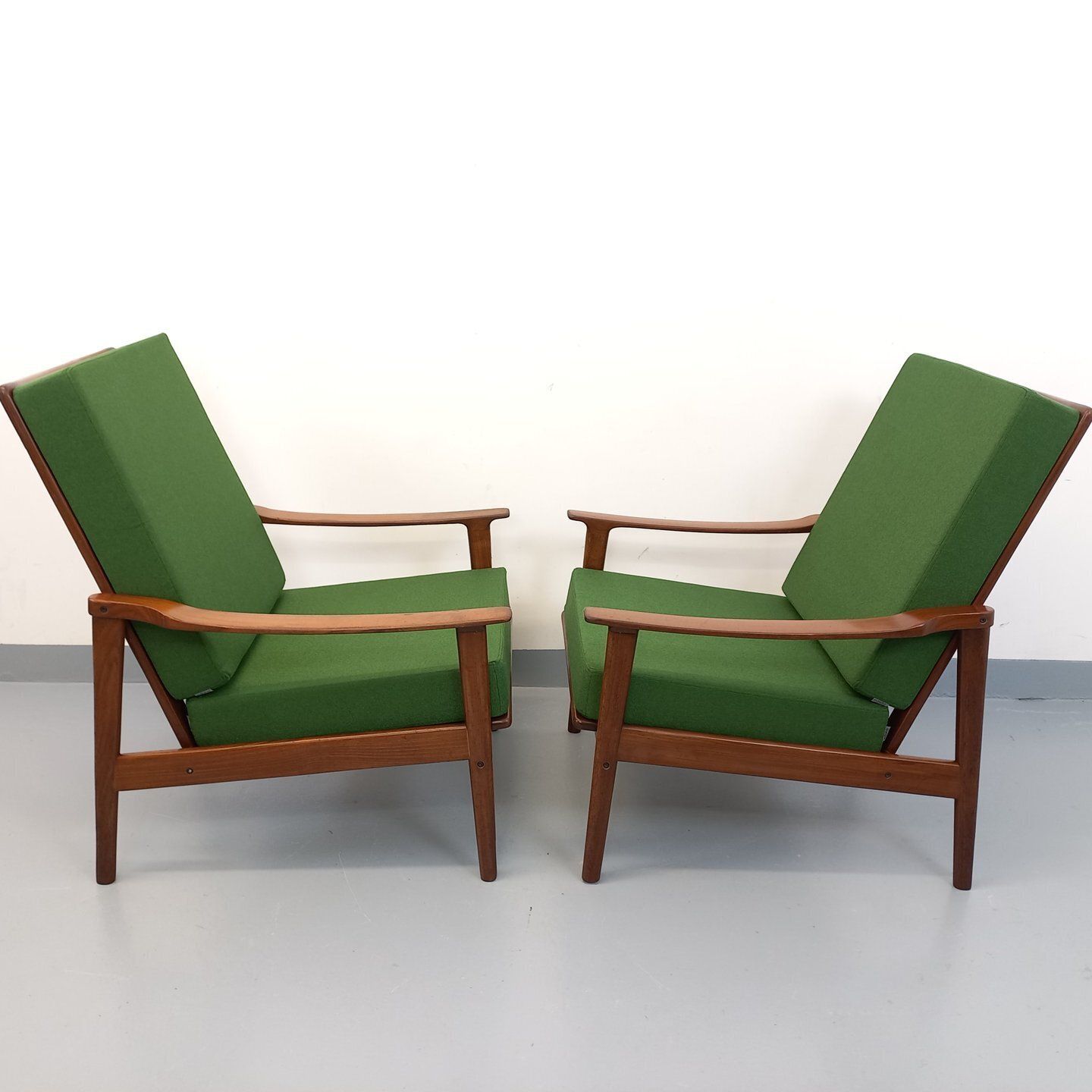 2 Scandinavische fauteuils in teak en groene stof photo for sale