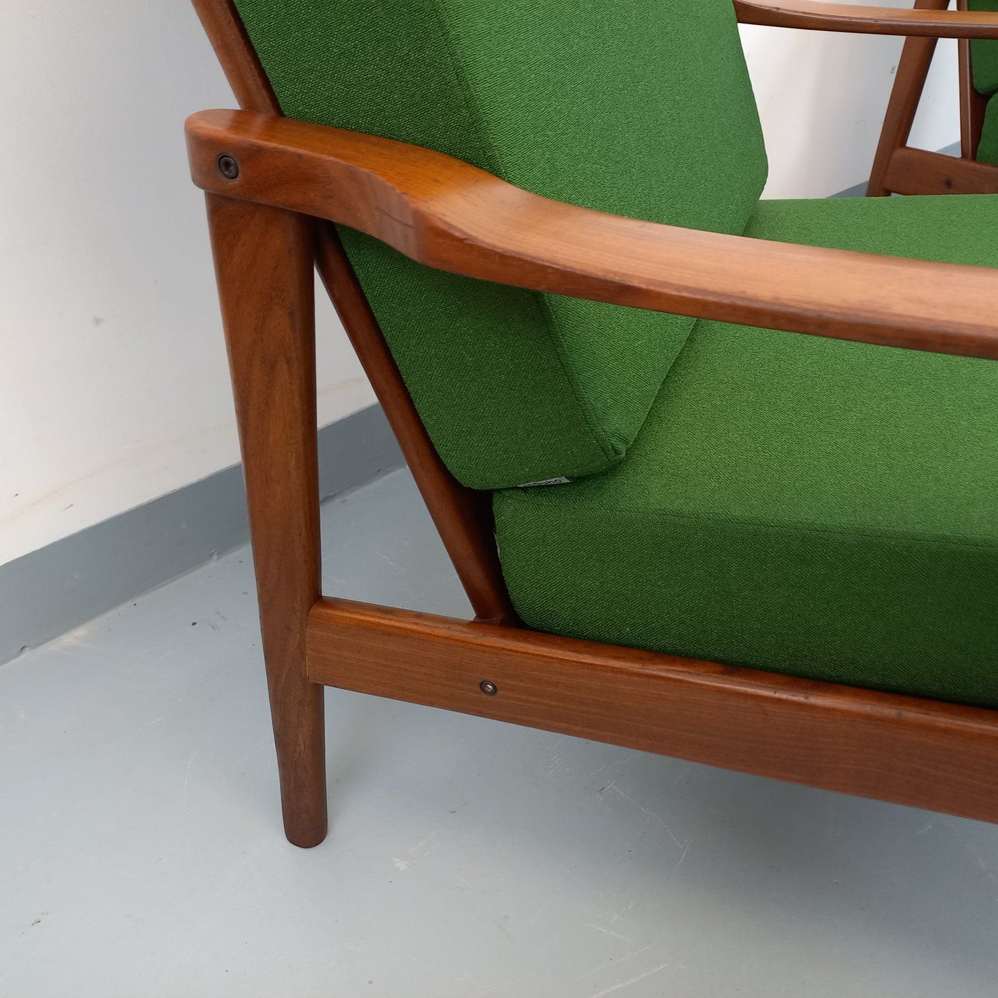 2 Scandinavische fauteuils in teak en groene stof photo buy
