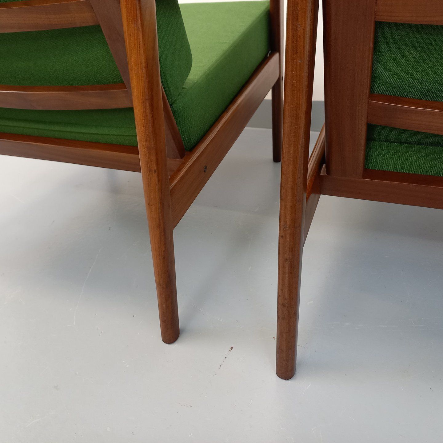 photo furniture 2 Scandinavische fauteuils in teak en groene stof