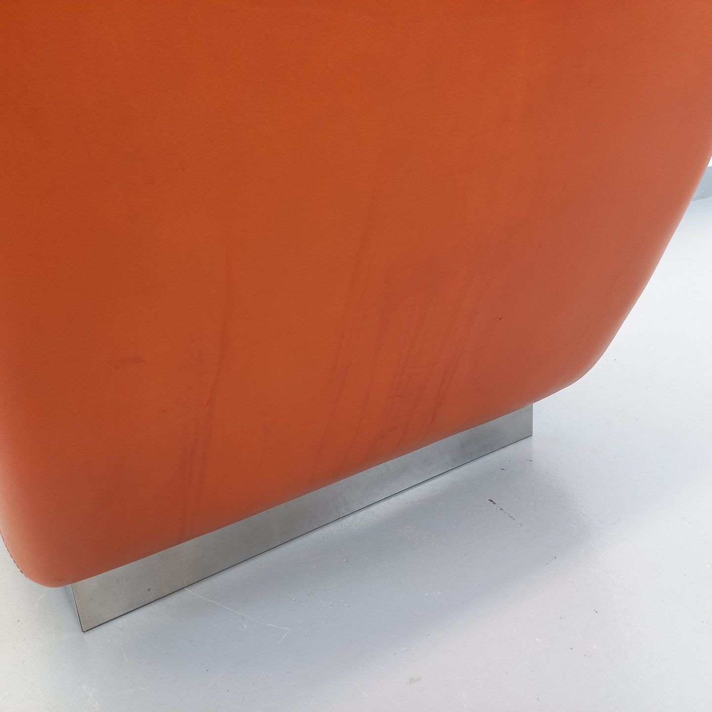 1048.0 Roche Bobois stijl chaise longue in verchroomd metaal en leer photo