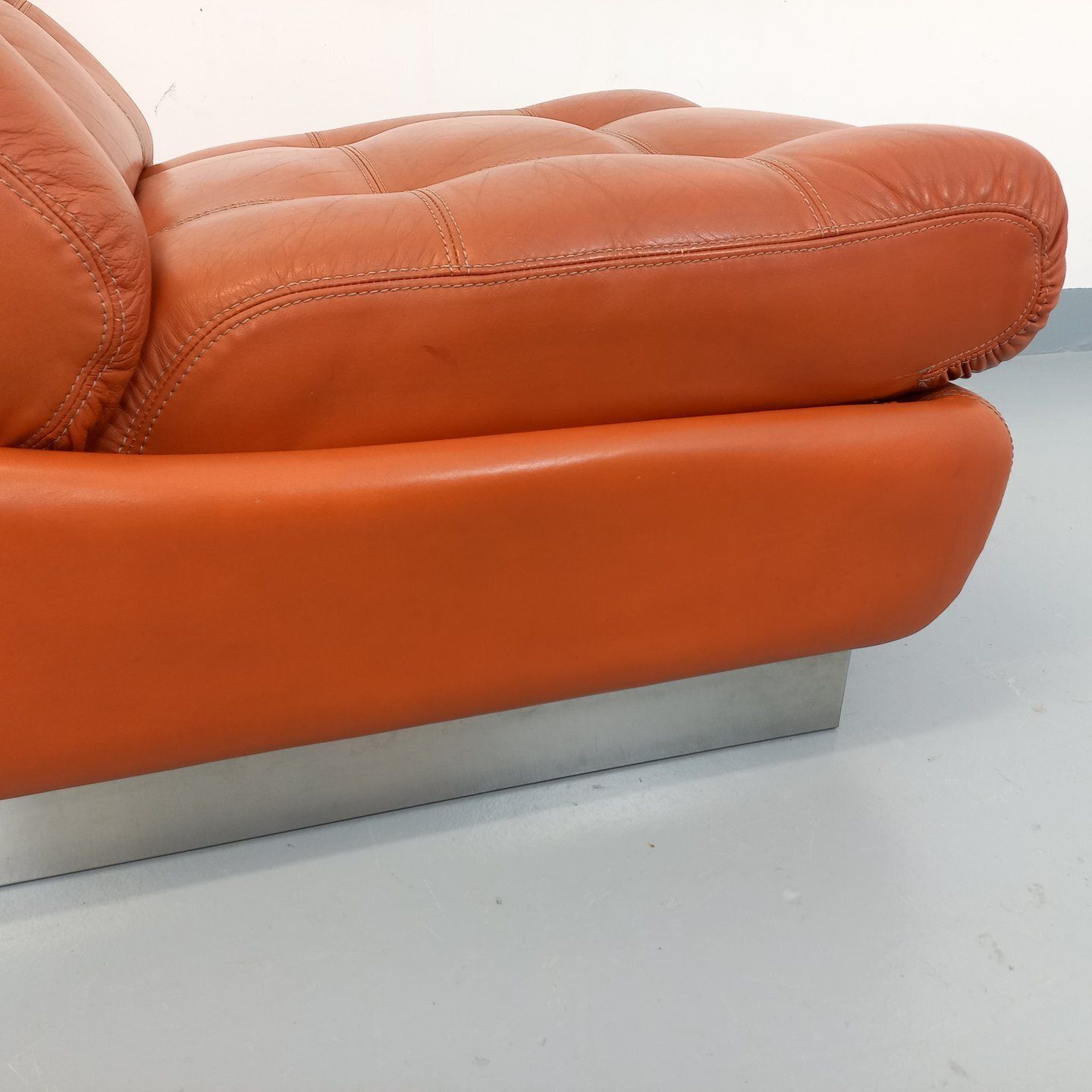 photo vinterior Roche Bobois stijl chaise longue in verchroomd metaal en leer