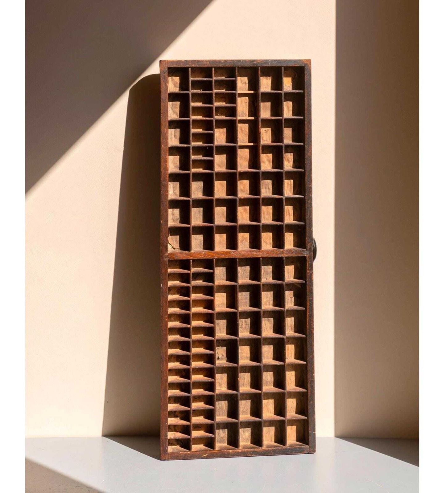Casier de typographe d'époque en chêne, boîte à lettres murale, étagère de présentation pour miniatures et objets de collection