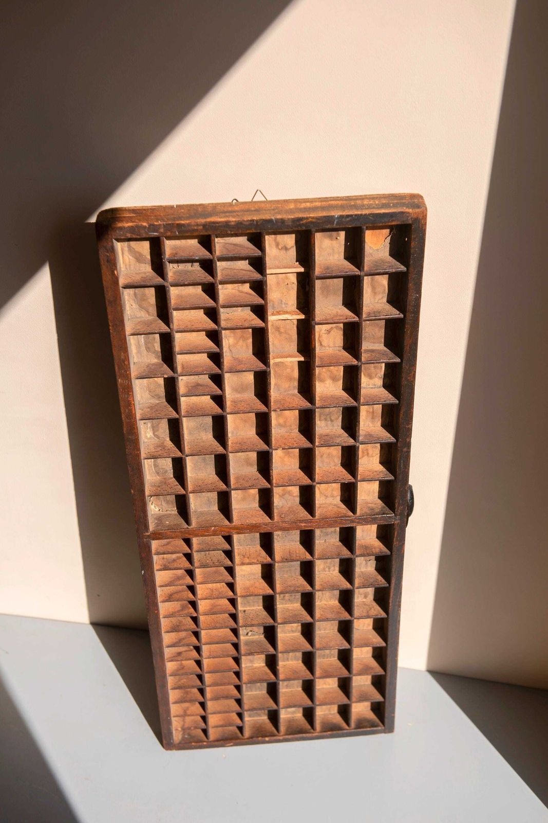 Antieke houten letterkastje | Eiken drukkersbak | Wanddisplay voor miniaturen en verzamelobjecten photo furniture