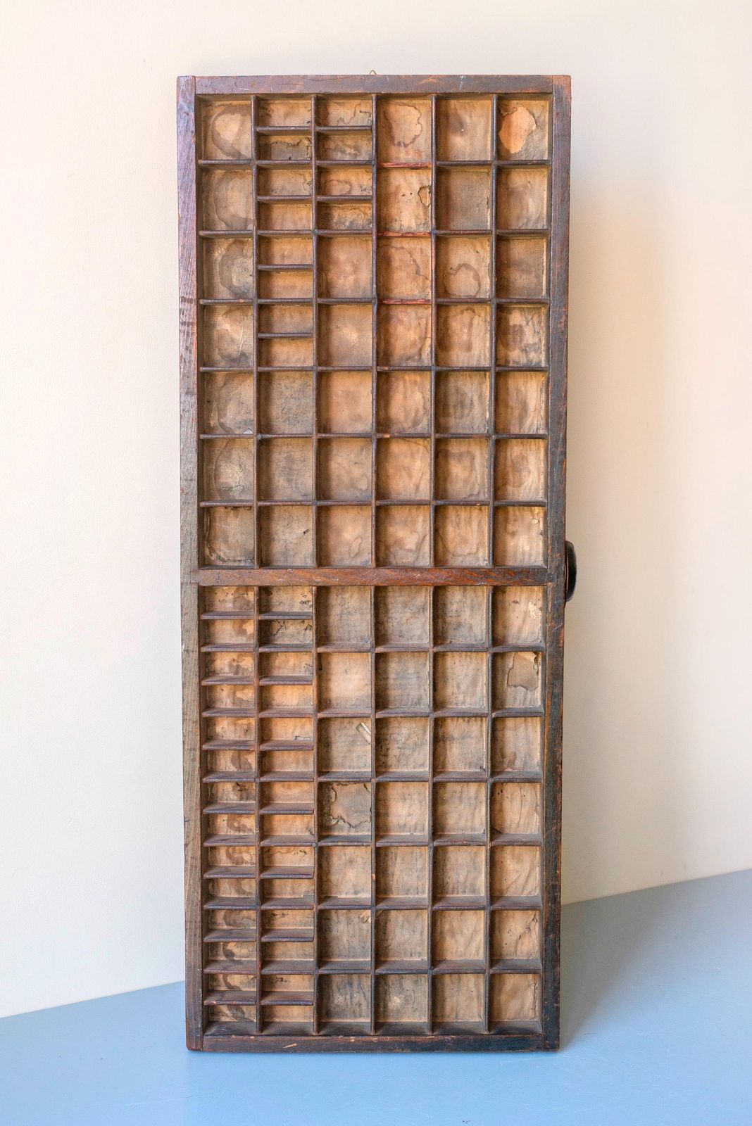 photo vinterior Casier de typographe d'époque en chêne, boîte à lettres murale, étagère de présentation pour miniatures et objets de collection