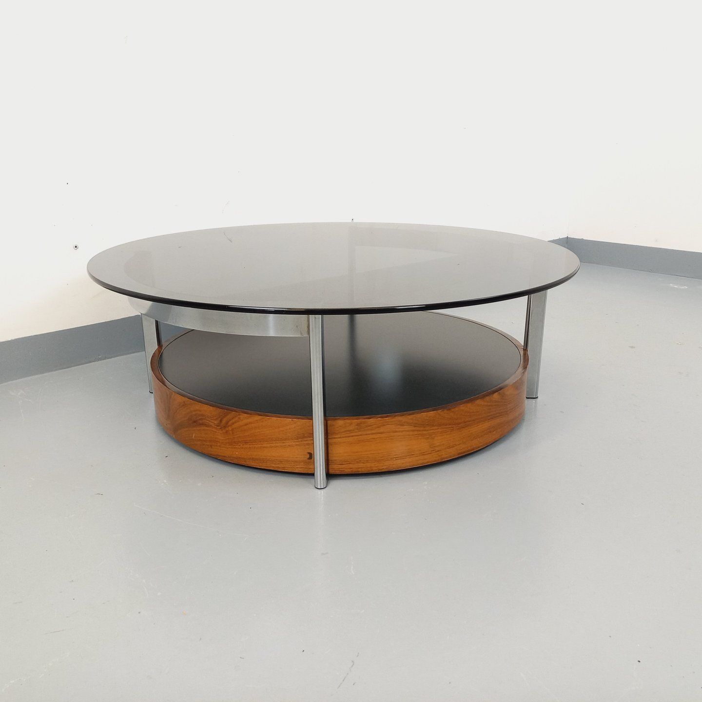 Ronde salontafel in palissander, verchroomd metaal en gerookt glas photo furniture