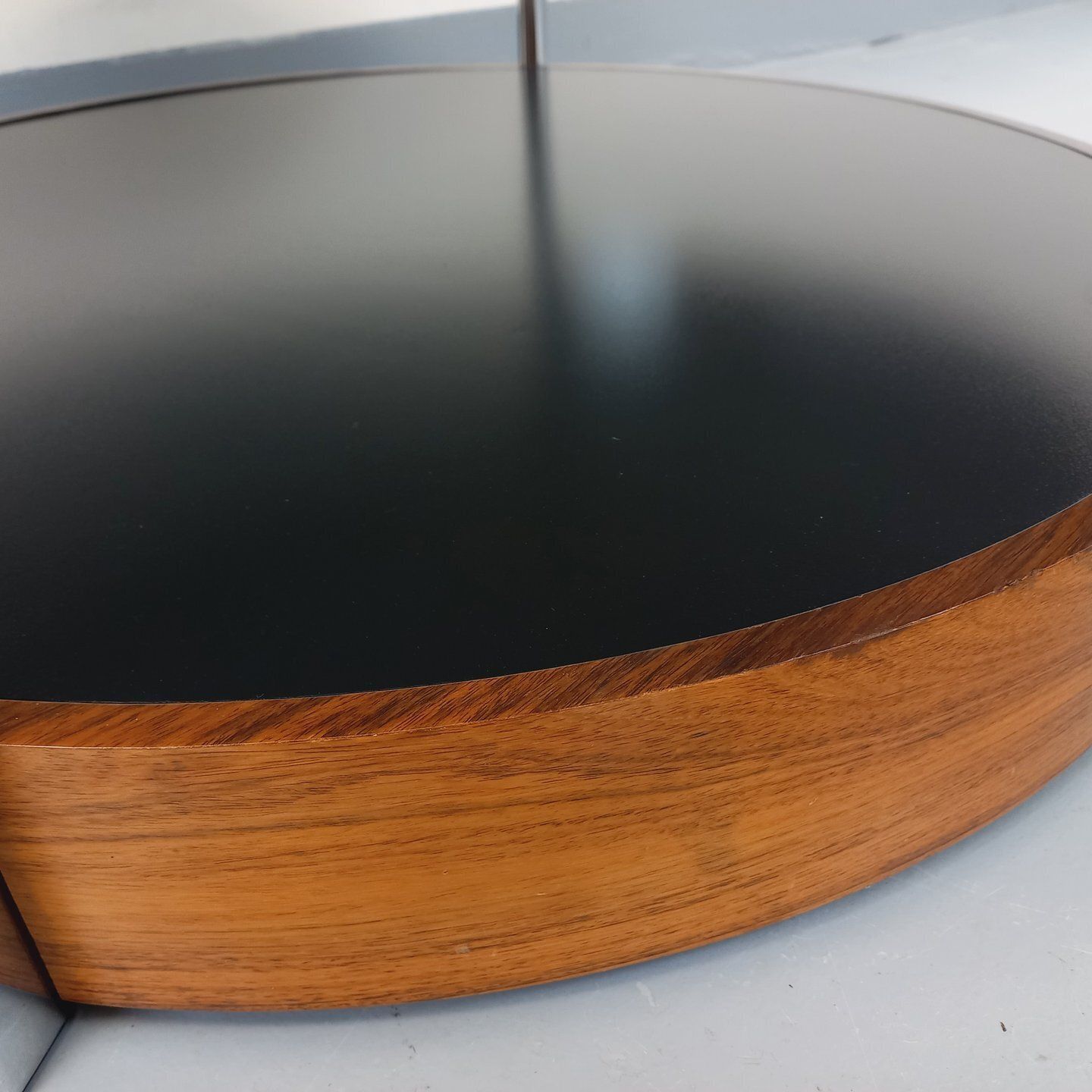Ronde salontafel in palissander, verchroomd metaal en gerookt glas photo buy