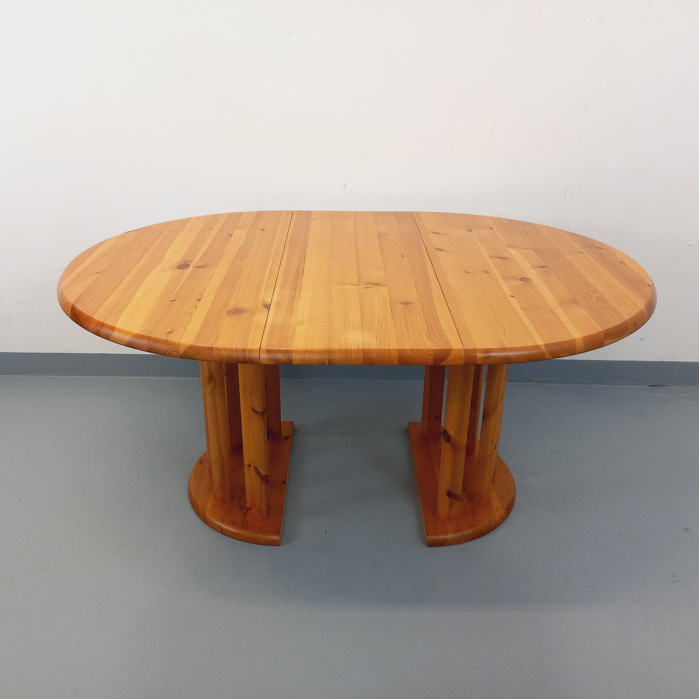 Ronde tafel in de stijl van Rainer Daumiller, van grenenhout photo Meubels