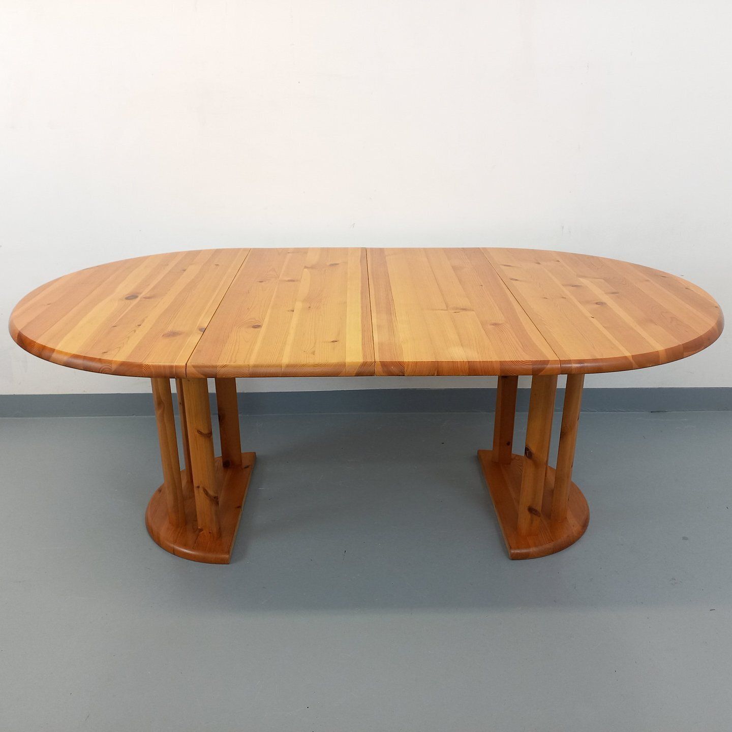 Ronde tafel in de stijl van Rainer Daumiller, van grenenhout photo 1650.0