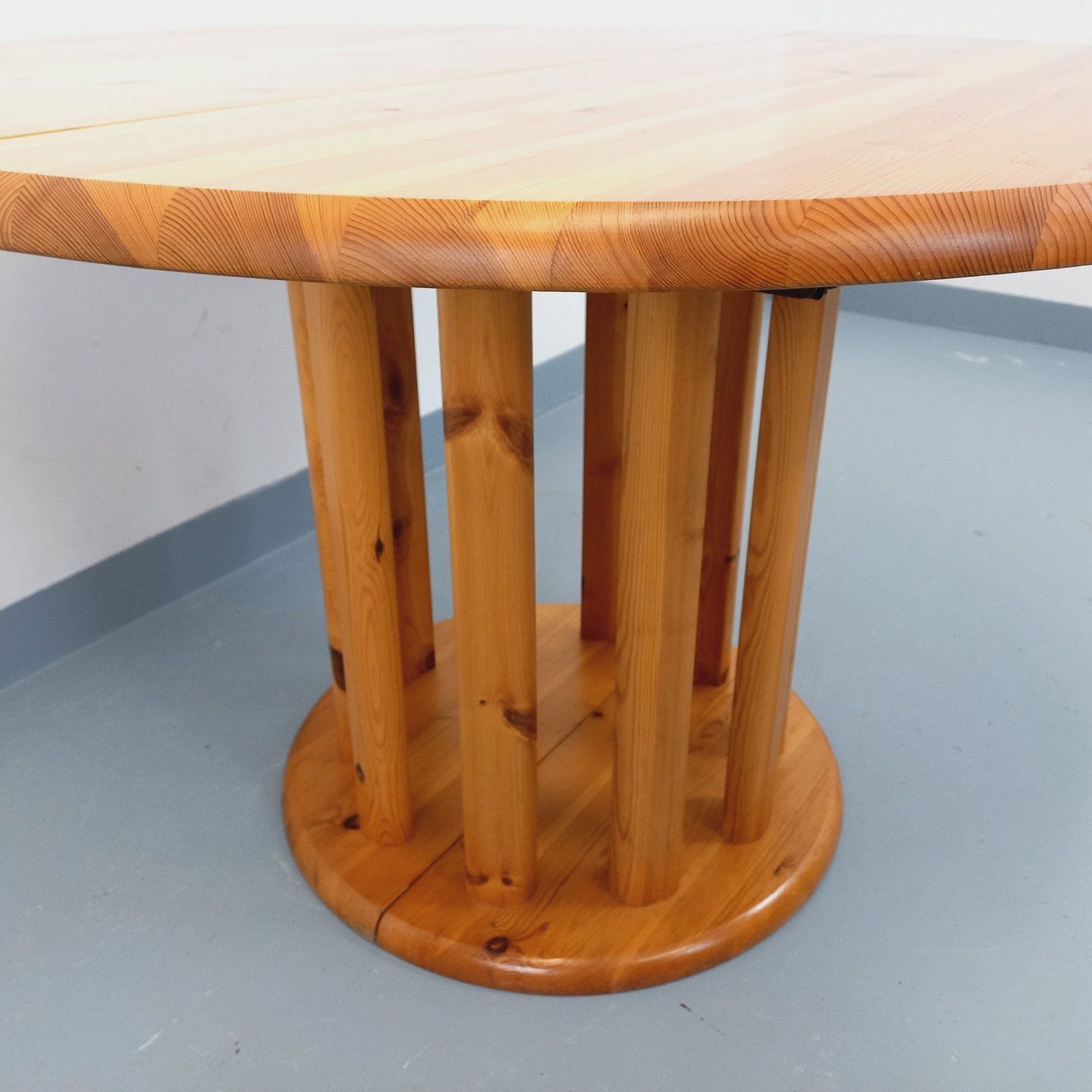 Ronde tafel in de stijl van Rainer Daumiller, van grenenhout photo vintage