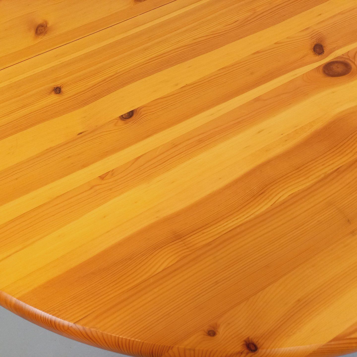 photo buy Ronde tafel in de stijl van Rainer Daumiller, van grenenhout