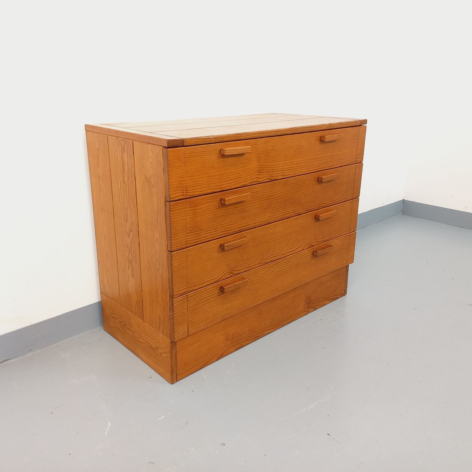 Chest Of Drawers With 4 Pine Drawers