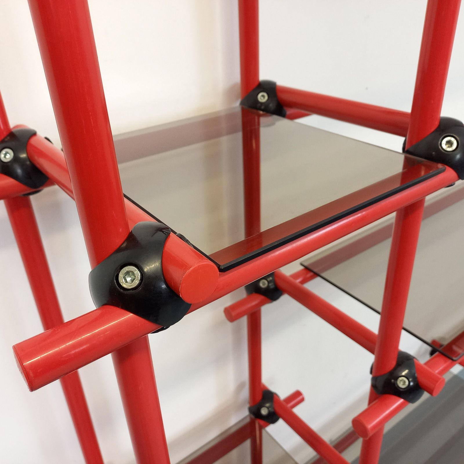 Italiaanse boekenkast in Bauhaus-stijl, rood metaal en rookglas photo Meubels