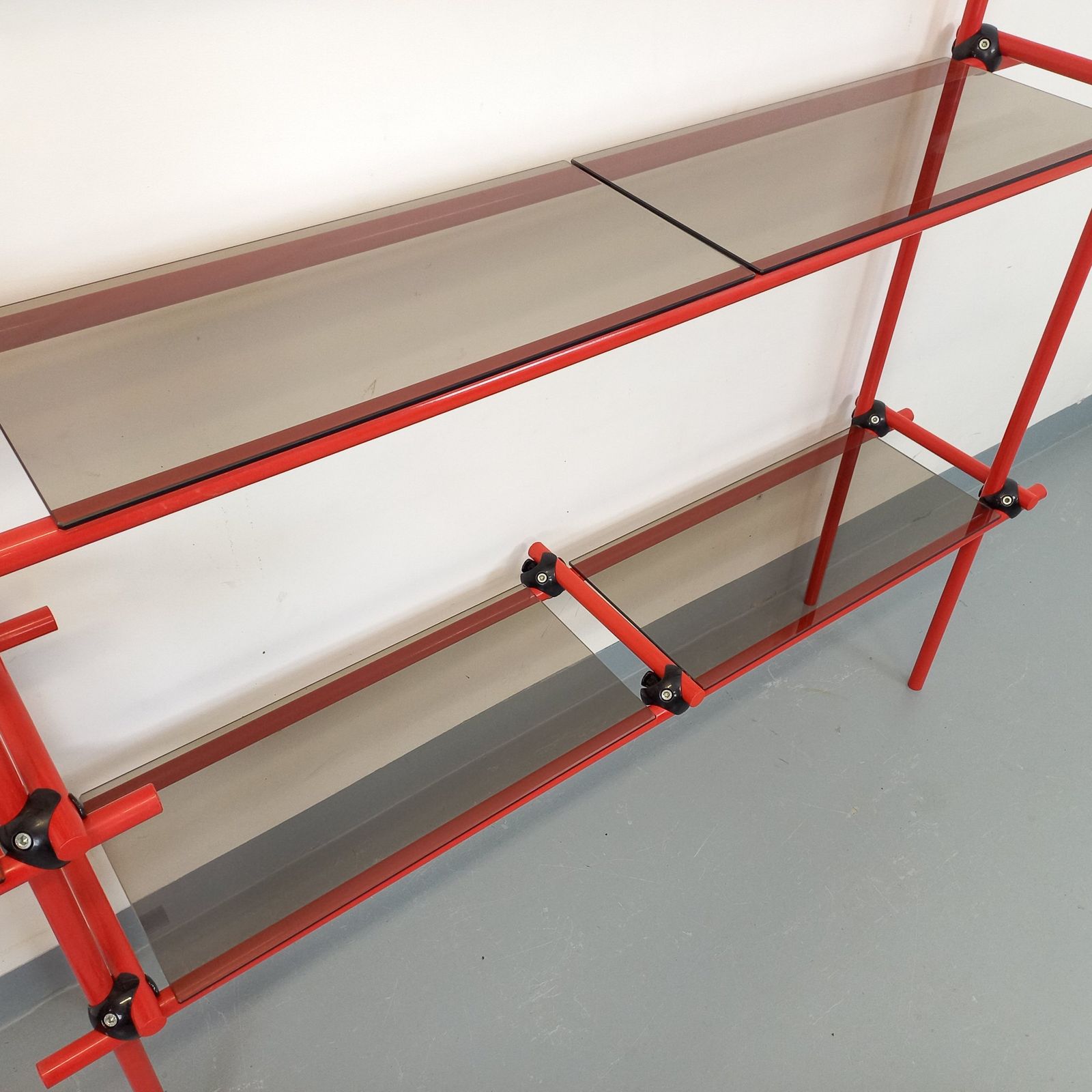 Italiaanse boekenkast in Bauhaus-stijl, rood metaal en rookglas photo 3416.0
