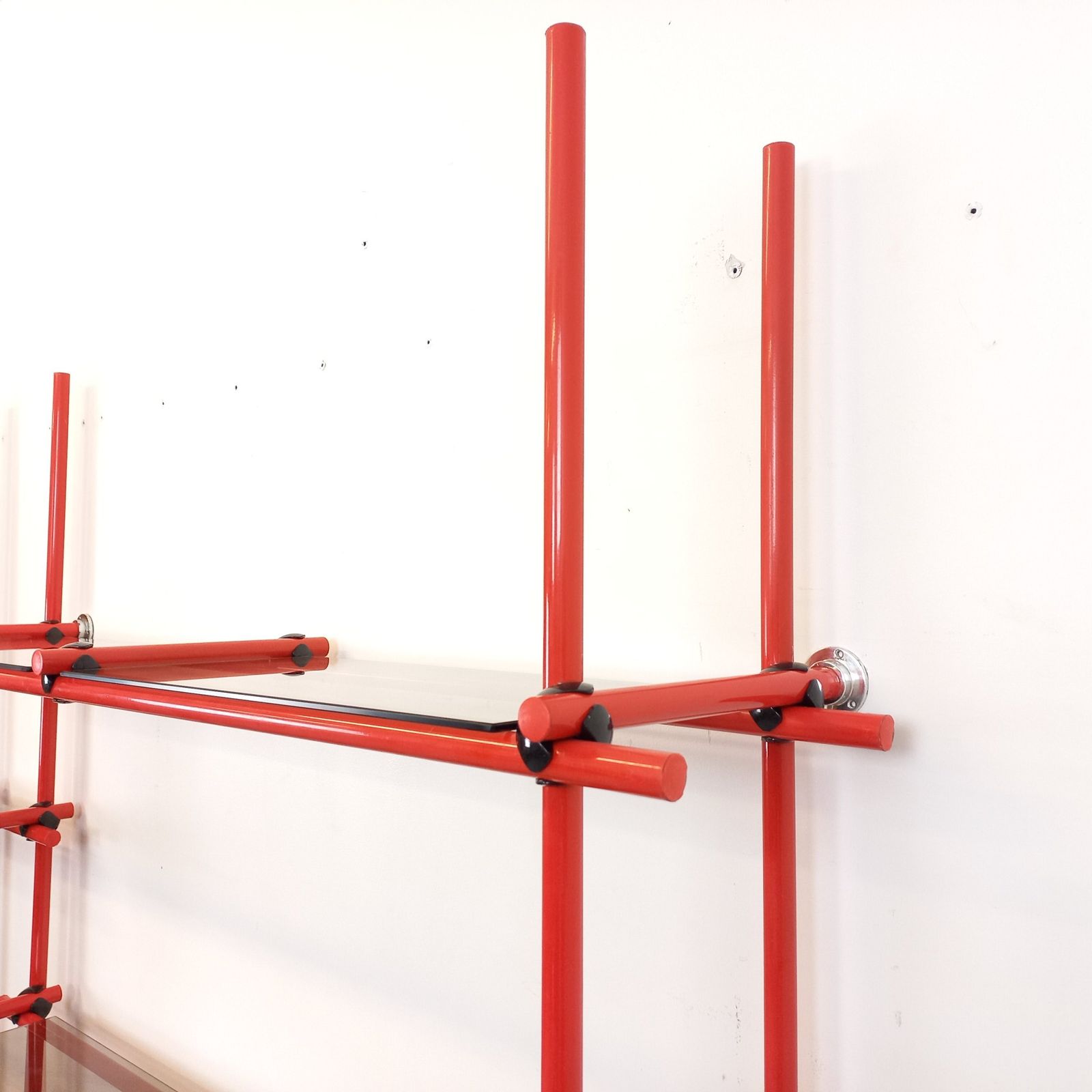 photo buy Italiaanse boekenkast in Bauhaus-stijl, rood metaal en rookglas