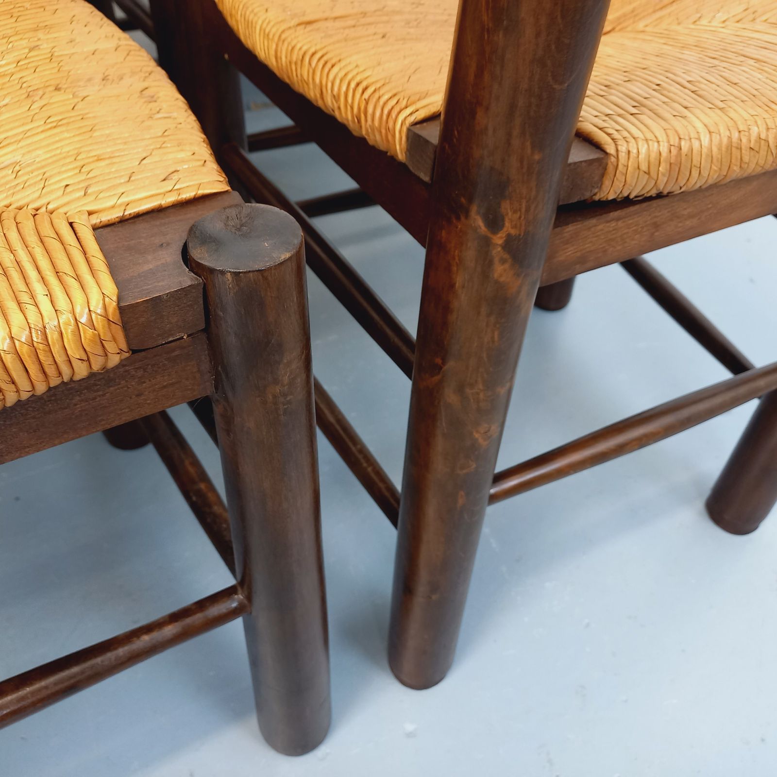 photo furniture 6 Brutalistische stoelen van Georges Robert in hout en stro