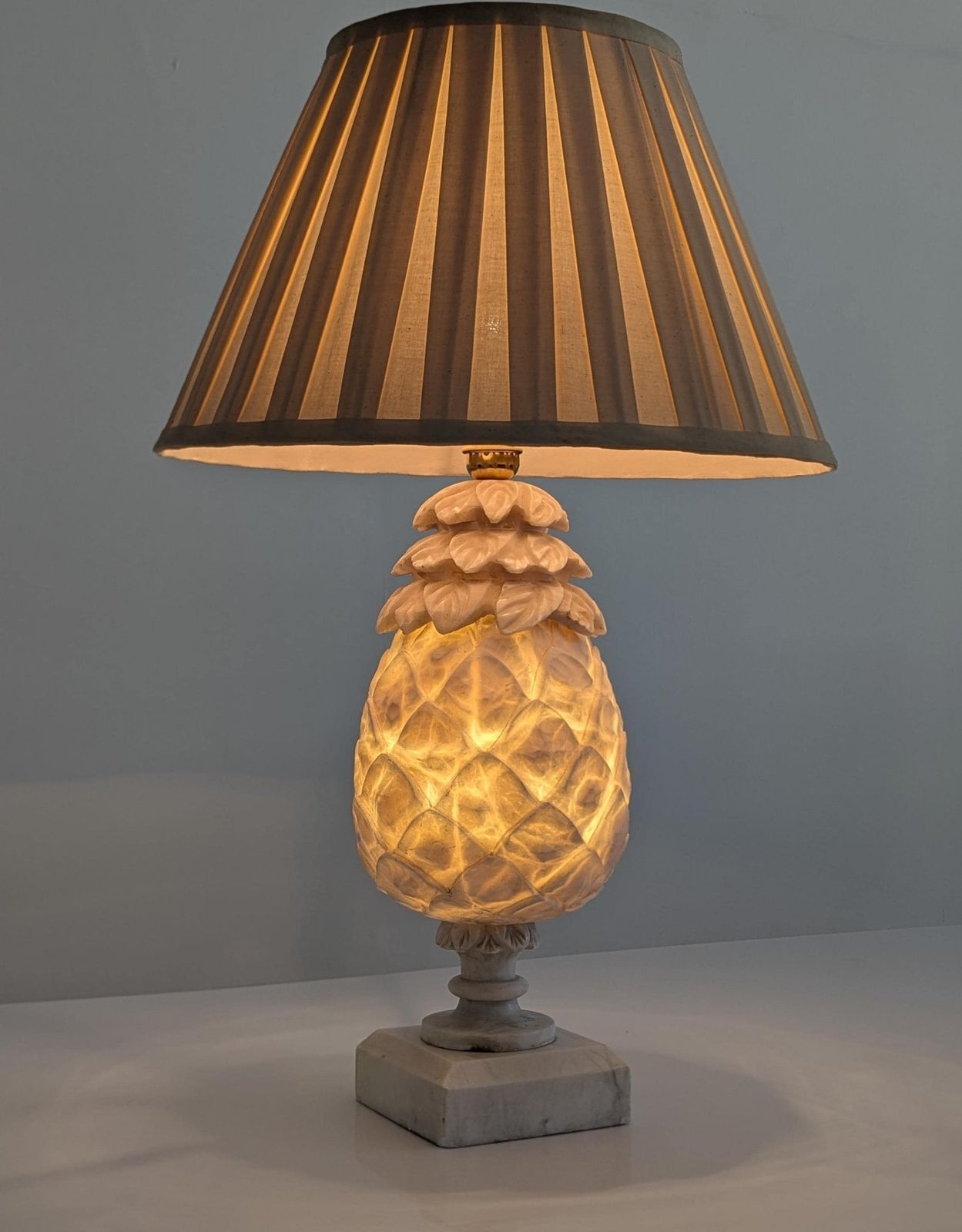 Lampe de table en albâtre sculpté à la main en forme d'ananas, Art déco, France, Paris, années 1930 photo for sale