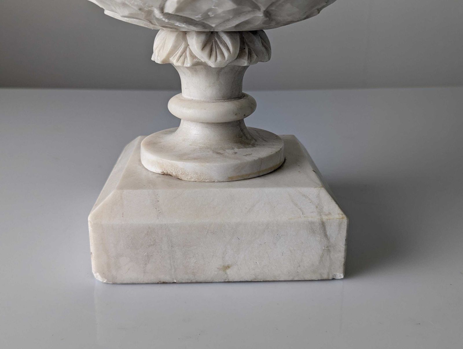 photo furniture Lampe de table en albâtre sculpté à la main en forme d'ananas, Art déco, France, Paris, années 1930
