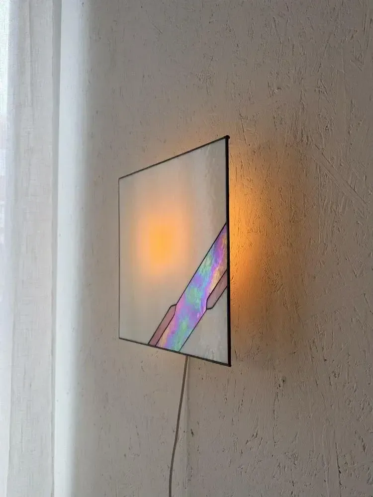 Architectonische glas-in-lood wandlamp met getextureerd glas photo for sale