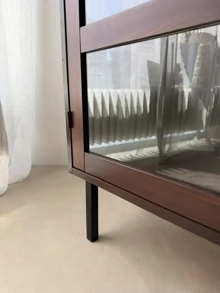 photo for sale Mid-Century vitrinekast donker hout glas