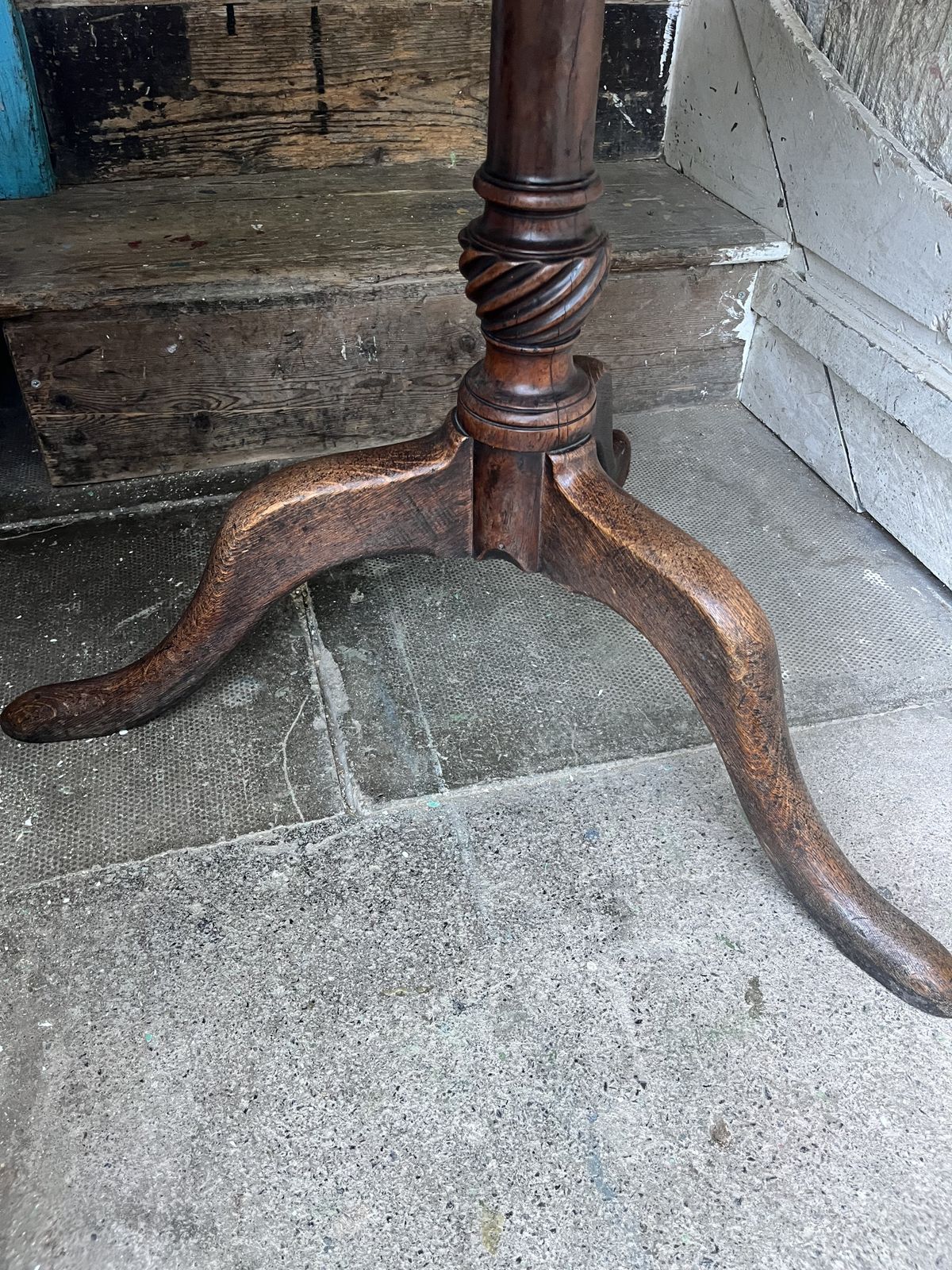 photo vinterior Georgian Oak And Yew Circular Tilt Top Wine Table