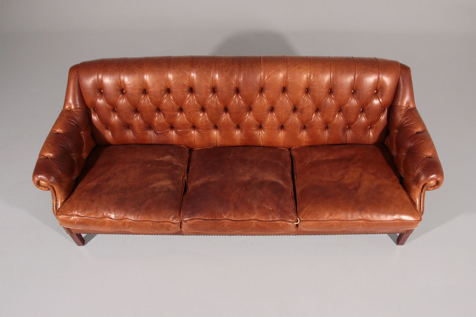 Antiqued Chesterfield Leather Sofa photo 1495.0
