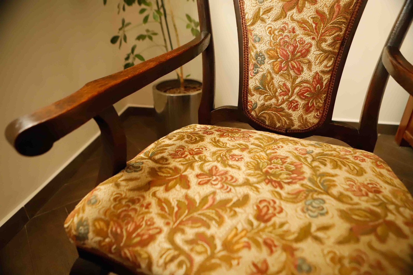 photo buy Antieke Queen Anne Revival Carver Fauteuil met Bloemen Tapijtbekleding