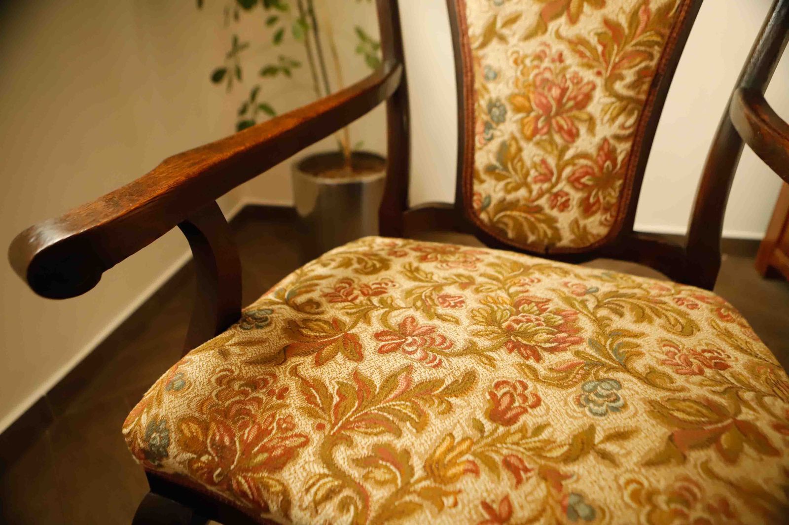 photo vintage Antique Queen Anne Revival Carver Armchair With Floral Tapestry Upholstery