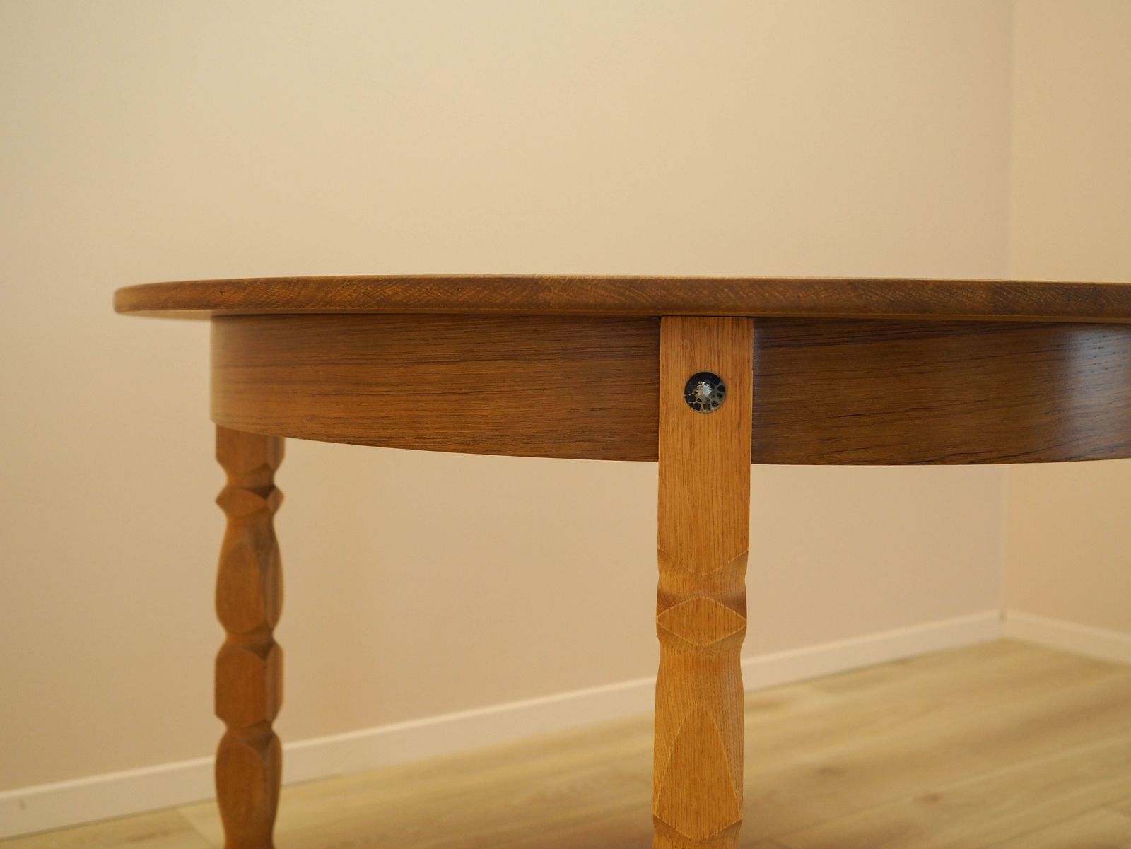photo furniture Ronde eettafel, Deens design, ca. jaren 1960, ontwerper: Henning Kjærnulf