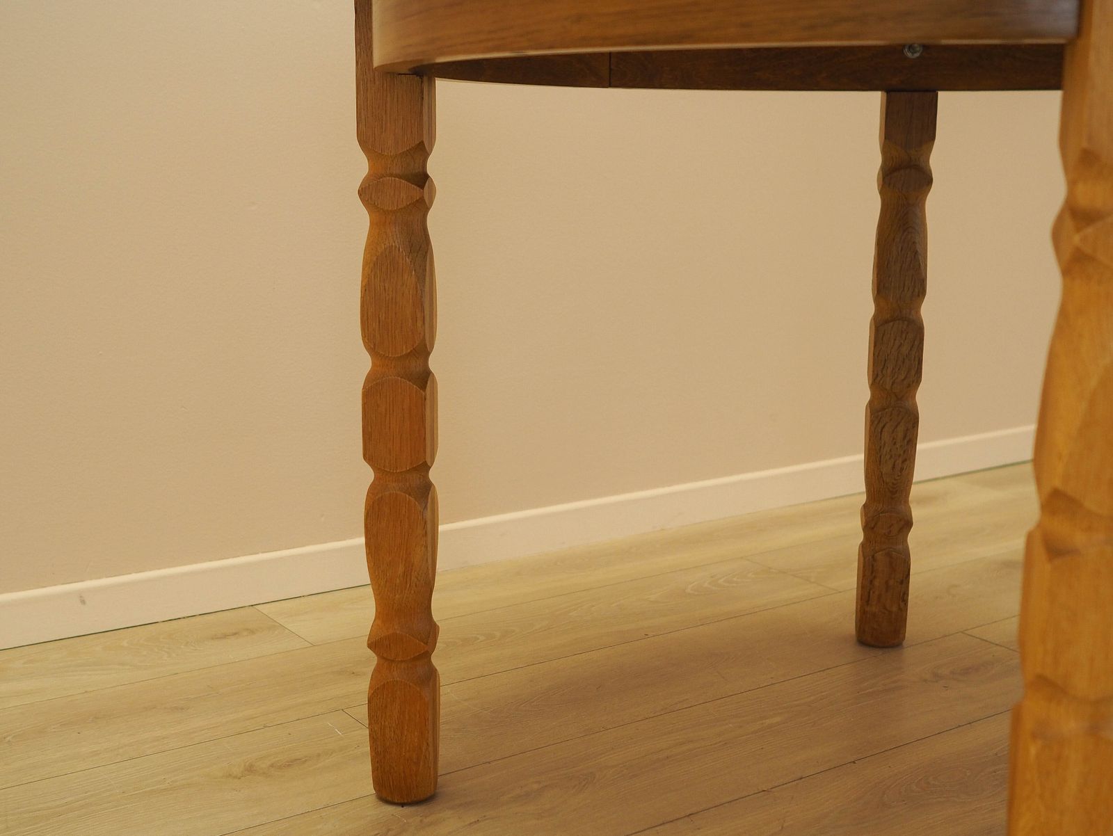 photo for sale Ronde eettafel, Deens design, ca. jaren 1960, ontwerper: Henning Kjærnulf