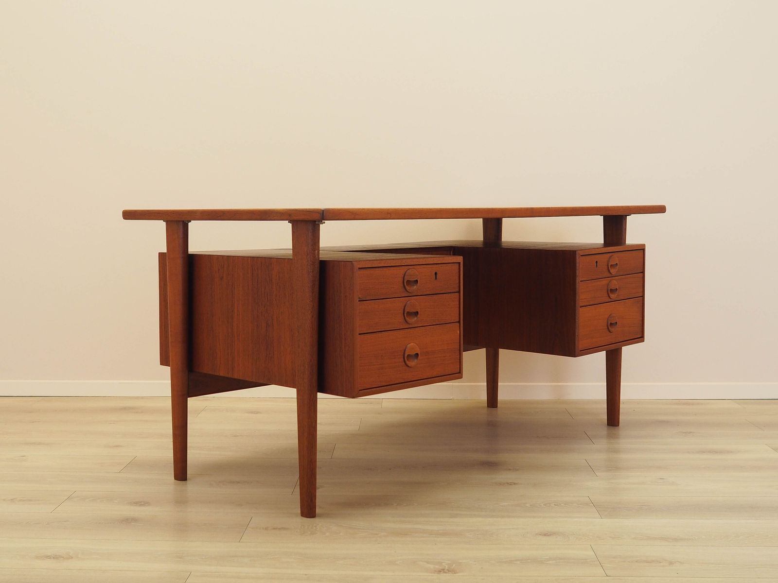 photo for sale Teakhouten bureau, Deens design, jaren 1970, ontwerper: Kai Kristiansen