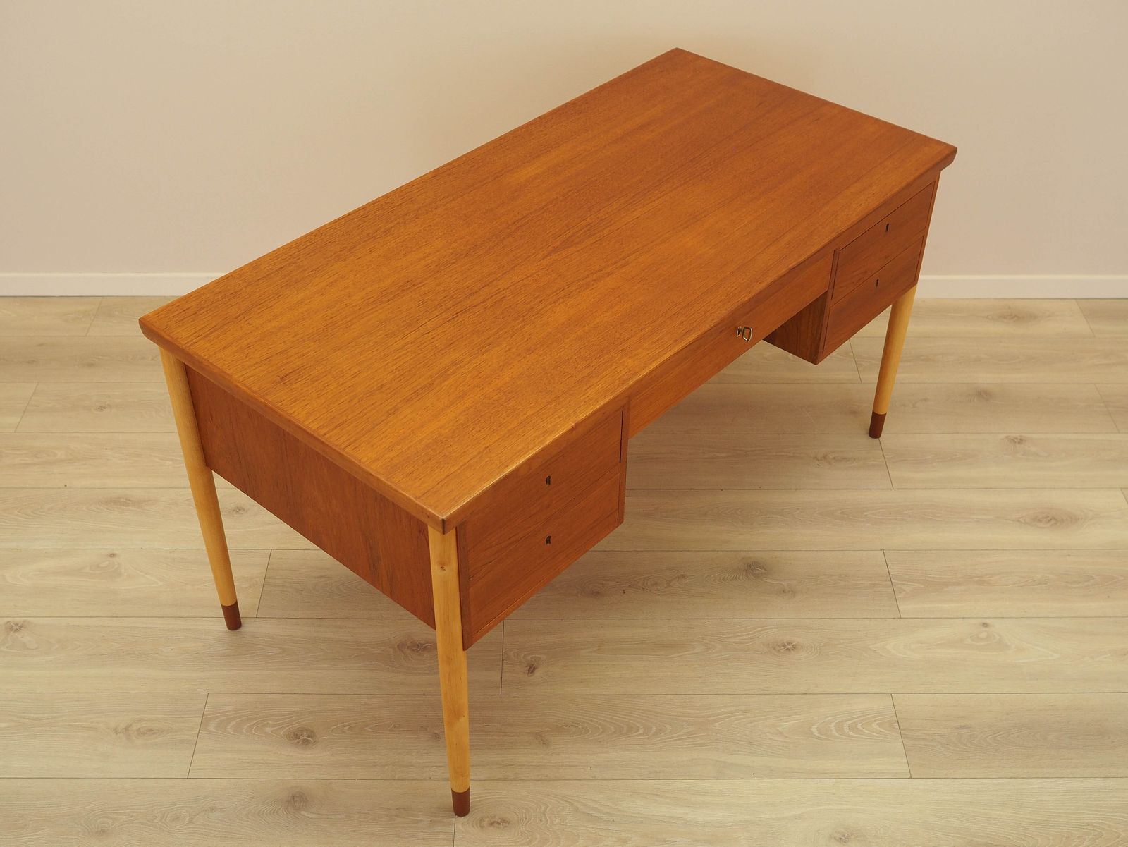 photo furniture Bureau en teck, design danois, années 1970, fabriqué au Danemark