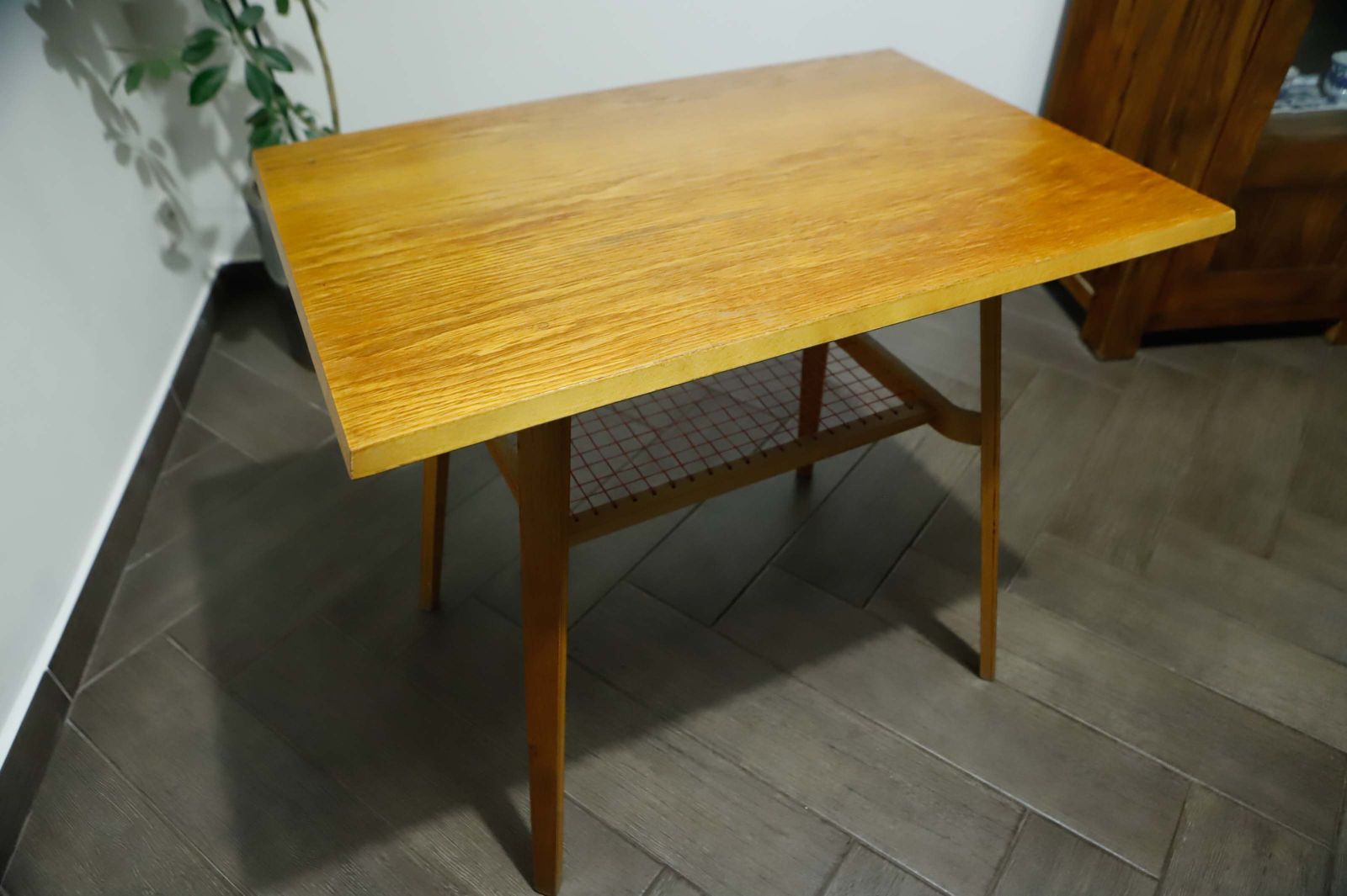 Brussels-stijl retro tafel met rood gevlochten schap – Dřevopodnik Holešov photo furniture