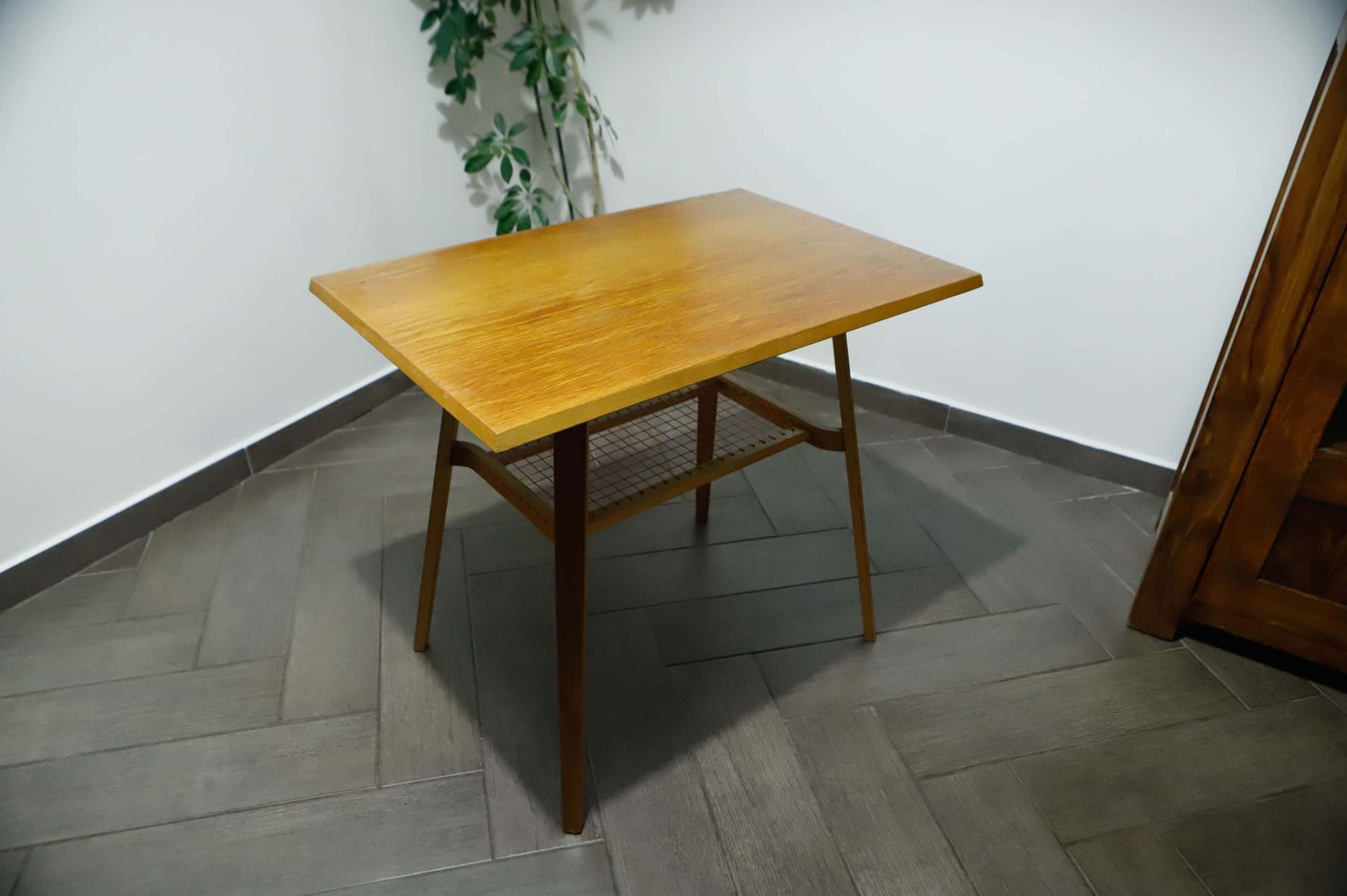 photo for sale Brussels-stijl retro tafel met rood gevlochten schap – Dřevopodnik Holešov