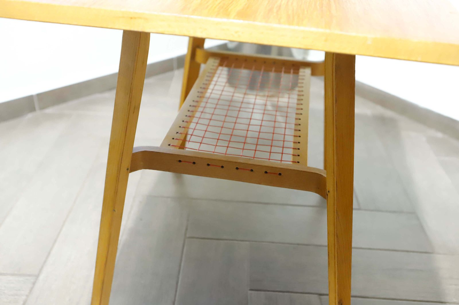 Meubels Brussels-stijl retro tafel met rood gevlochten schap – Dřevopodnik Holešov photo