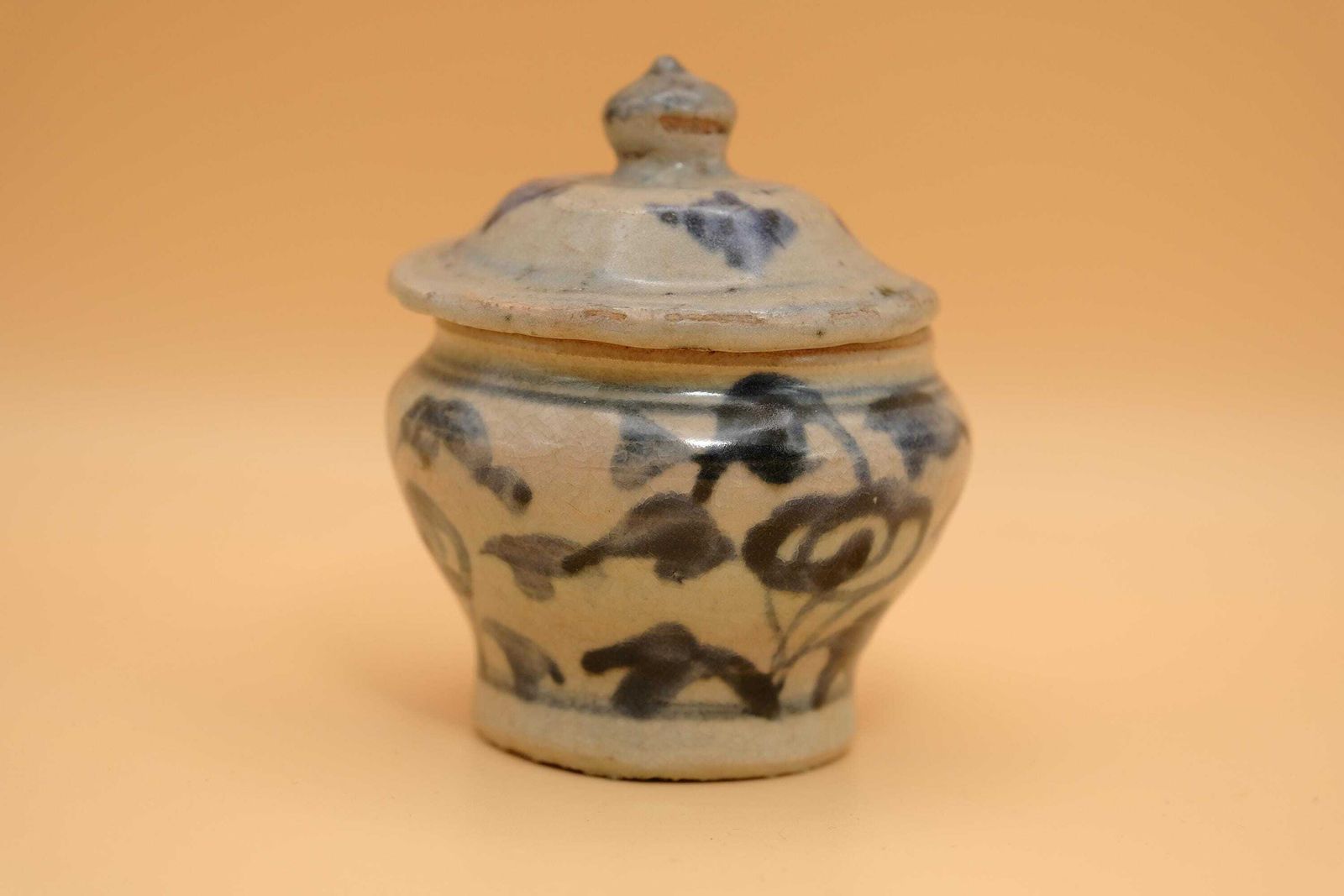 Antiek Chinees provinciaal blauw-wit aardewerken pot | Late Qing, vroege Republiek, volkskunst, ca. 1880-1920 photo Woonaccessoires