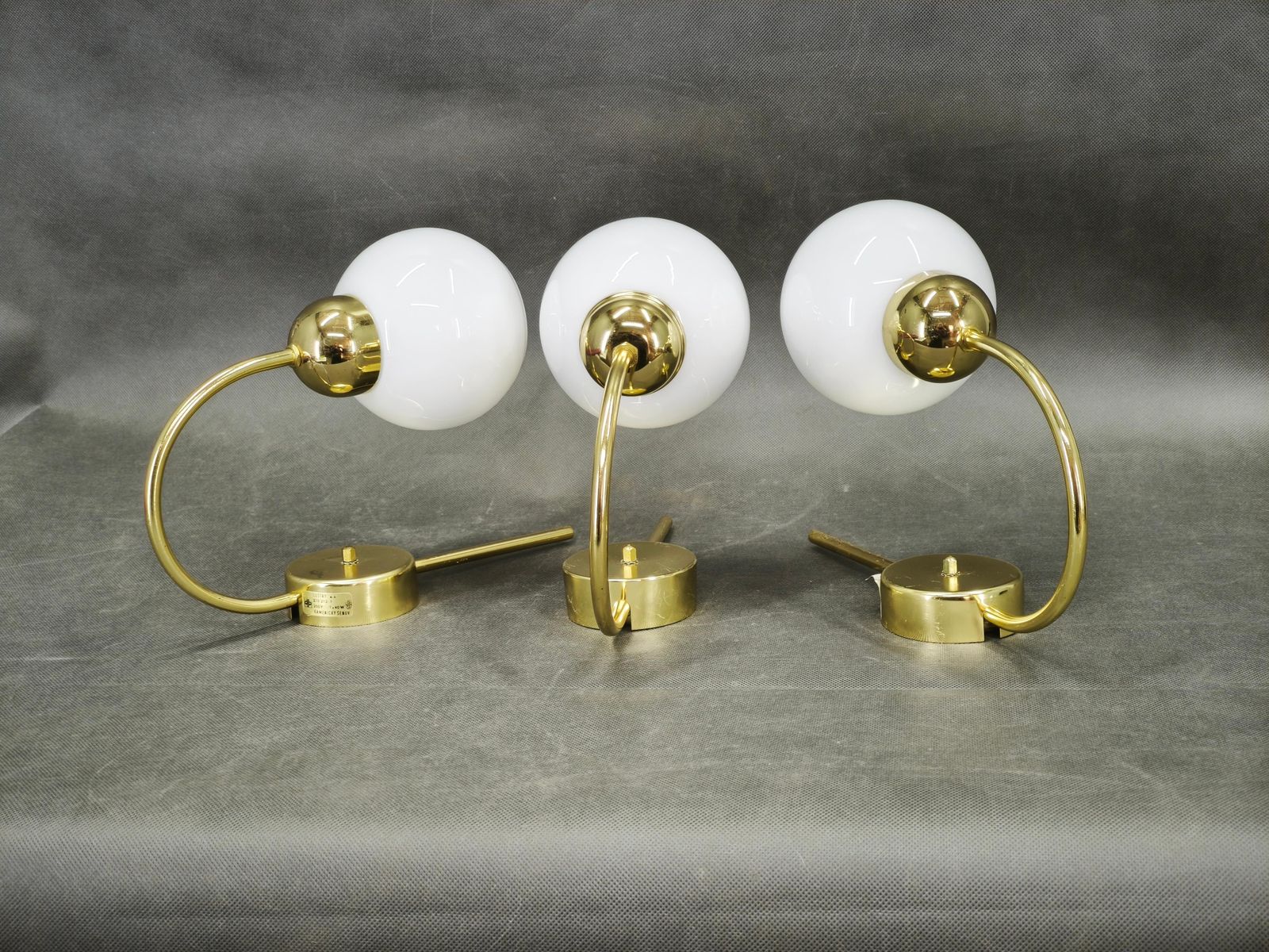 photo buy Ensemble de trois appliques murales en laiton et verre opaline par Kamenický Šenov, années 1970
