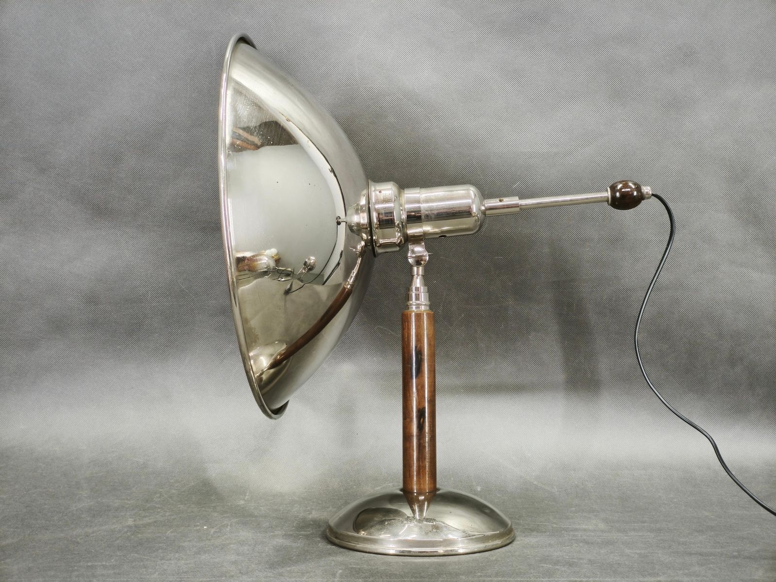 Bauhaus chromen tafellamp met beuken handgreep, Tsjecho-Slowakije, jaren 1930 photo furniture