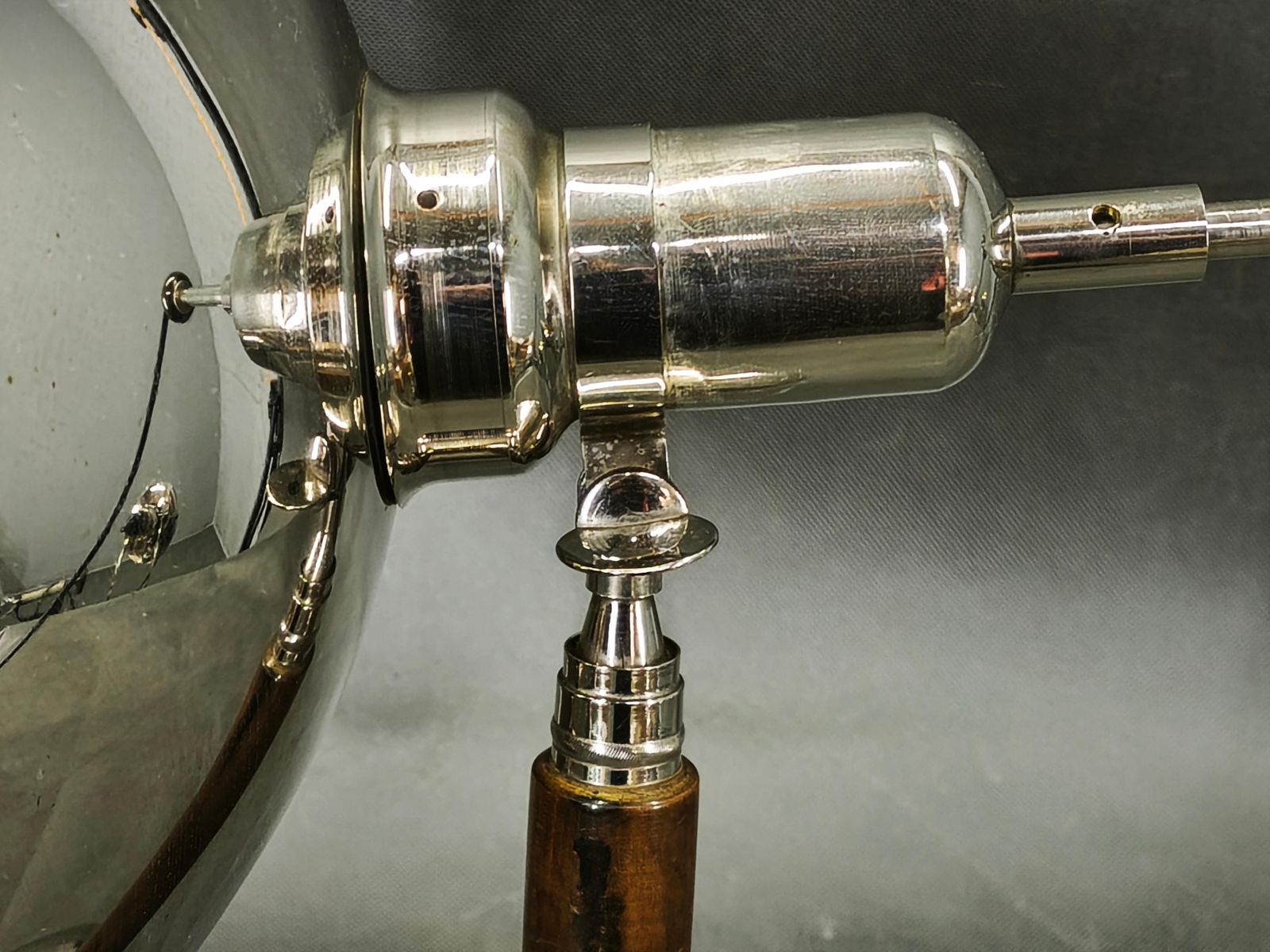 photo furniture Lampe de table Bauhaus chromée avec manche en hêtre, Tchécoslovaquie, années 1930