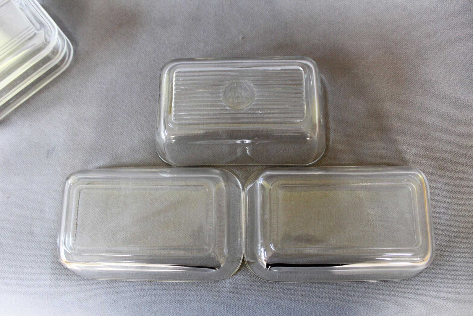 Lot de 3 plats couverts vintage mid-century Duralex en verre trempé, beurrier, art de la table, vaisselle de cuisine, France photo vinterior