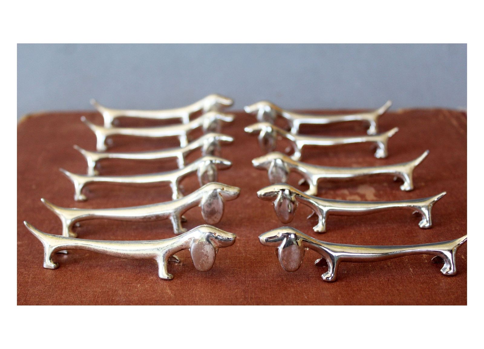 Vintage set van 11 zilvergekleurde messenleggers met hond, teckel, dierenfiguur – voor aan de eettafel, geschikt als stokjeslegger en besteklegger