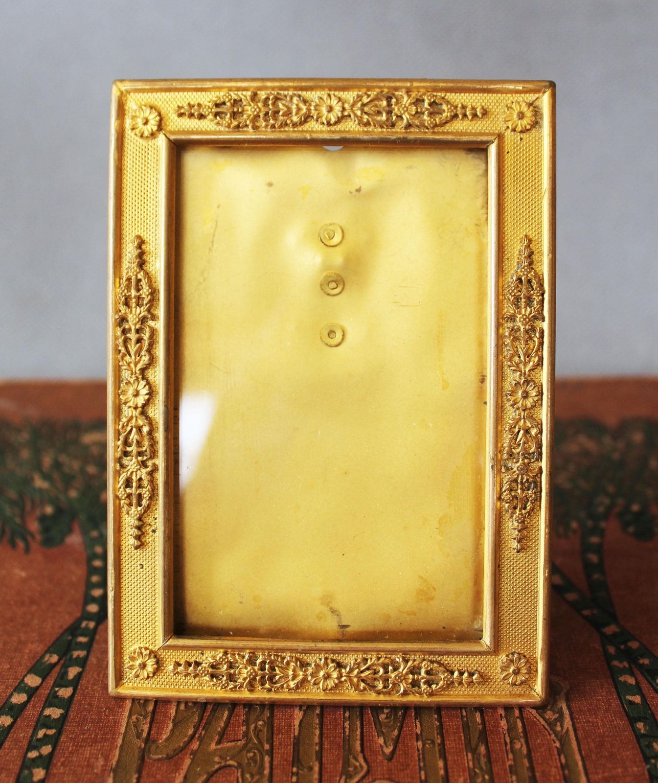 Antiek verguld bronzen Frans fotolijstje, 19e eeuw, gedreven motief, Louis XVI-stijl, Napoleon XIX photo furniture